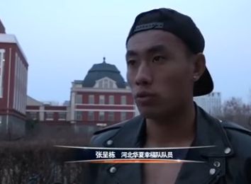 在伊朗新电影的群落里，除了贾法尔·帕纳西的《白气球》巴赫曼·戈巴蒂的《醉马时刻》等极少的影片采用了专业编剧的剧本，其余的影片都是编导合一。
